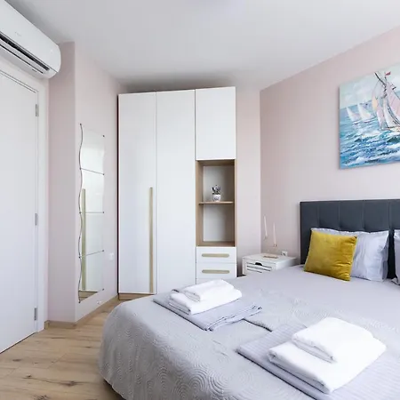 Апартамент Krisia By Rv Apartments - Free Parking